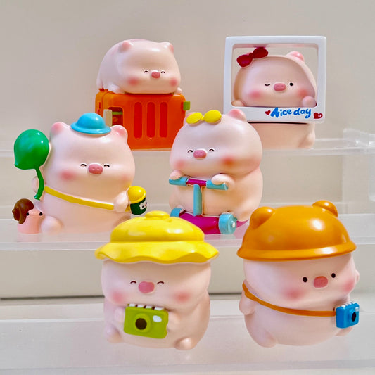 X 71028 TOURIST PIGGY FIGURINE BLIND BOX-DISCONTINUED