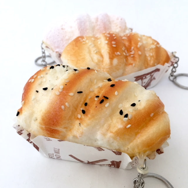 83124 BREAD SQUISHY IN PAPER TRAY-Slow-4 inch-6