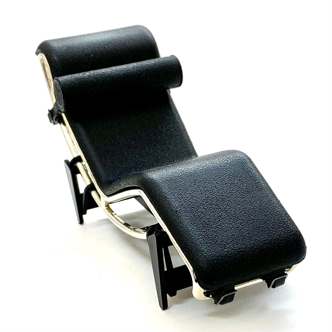 X 75137 LC4/Chaise Lounge chair-DISCONTINUED