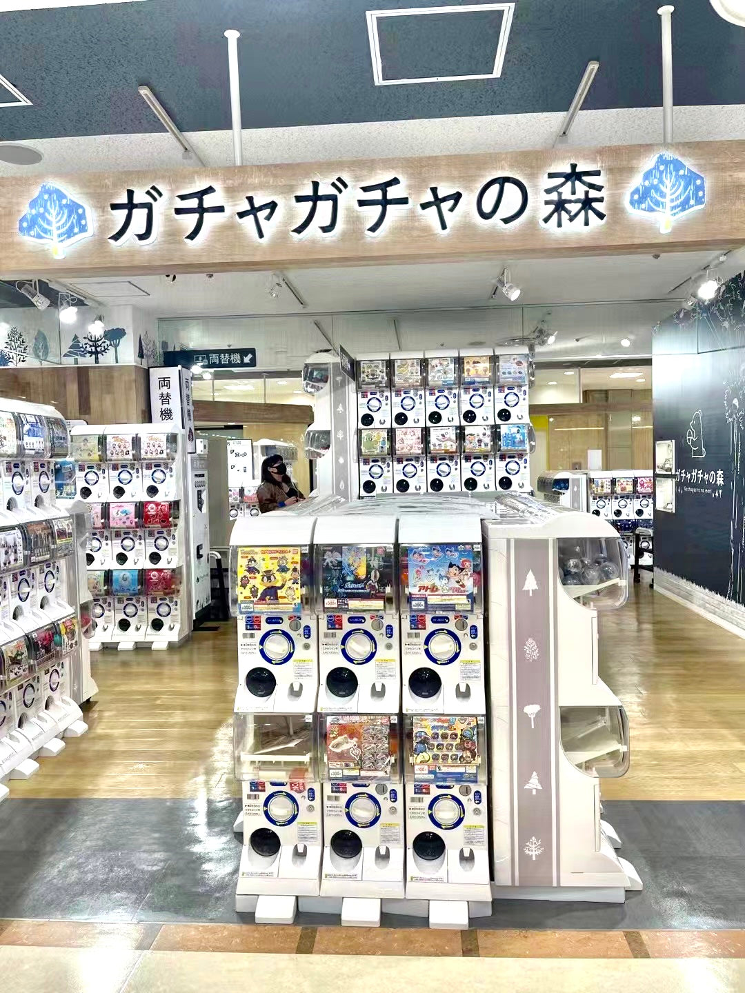 99911 CAPSULE GASHAPON VENDING MACHINE-1 - SOLD OUT 3/22/24 - CONTACT BC@BCMINI.COM TO PRE-ORDER