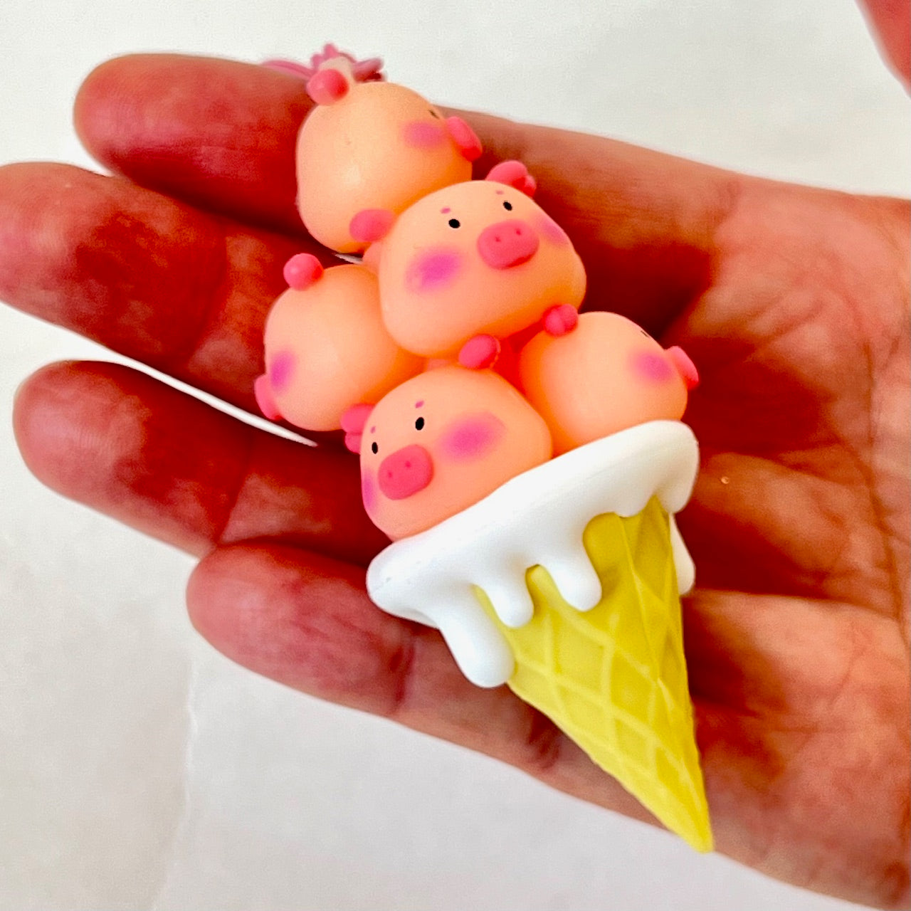 12173 PIG ICE CREAM CONE FAMILY KEY CHARM-12