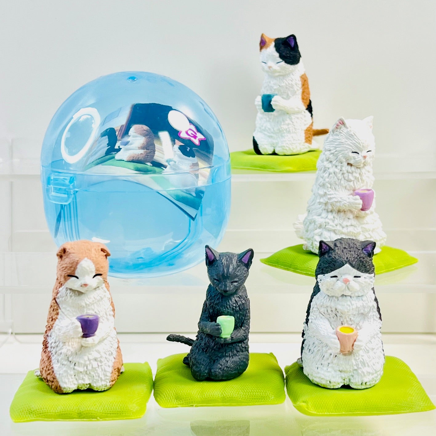 70479 Tea Time Cats Figurine Capsule-5
