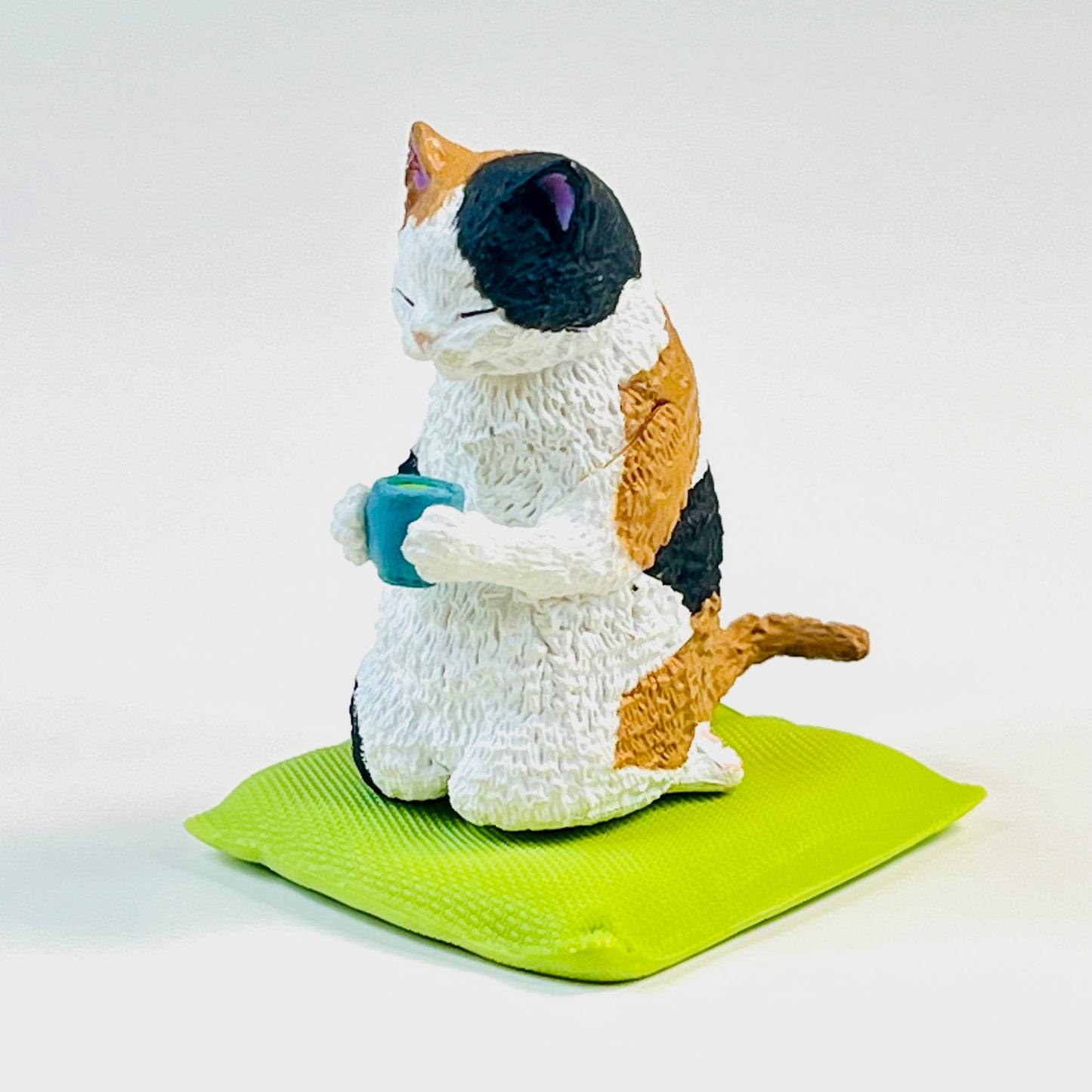 70479 Tea Time Cats Figurine Capsule-5