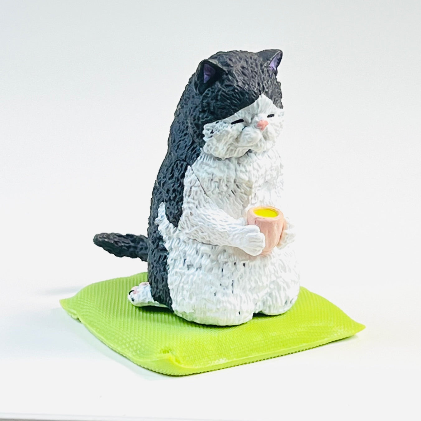 70479 Tea Time Cats Figurine Capsule-5