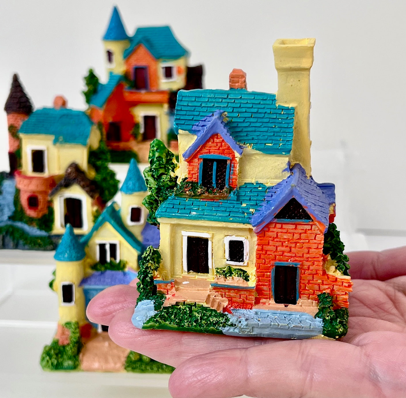 71805 MANSIONS MINIATURE HOUSE FIGURINES-4