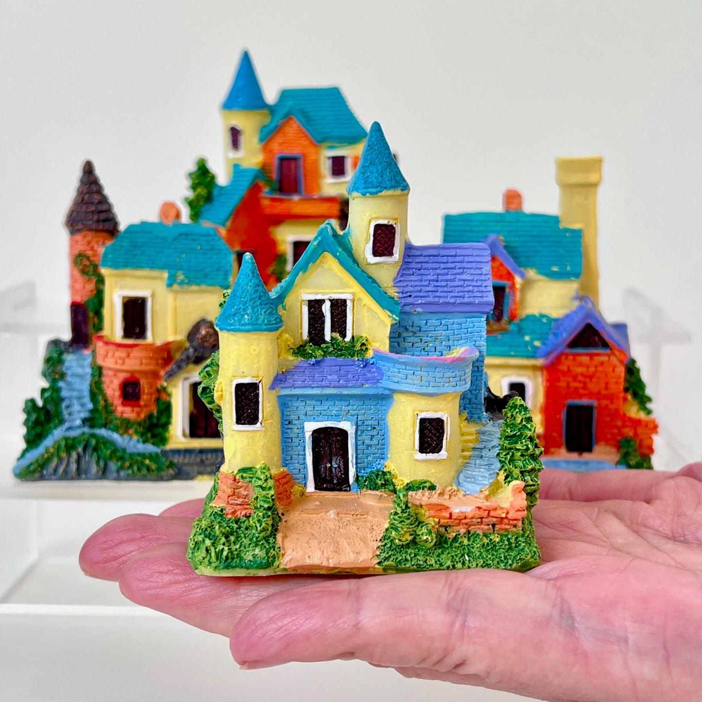 71805 MANSIONS MINIATURE HOUSE FIGURINES-4