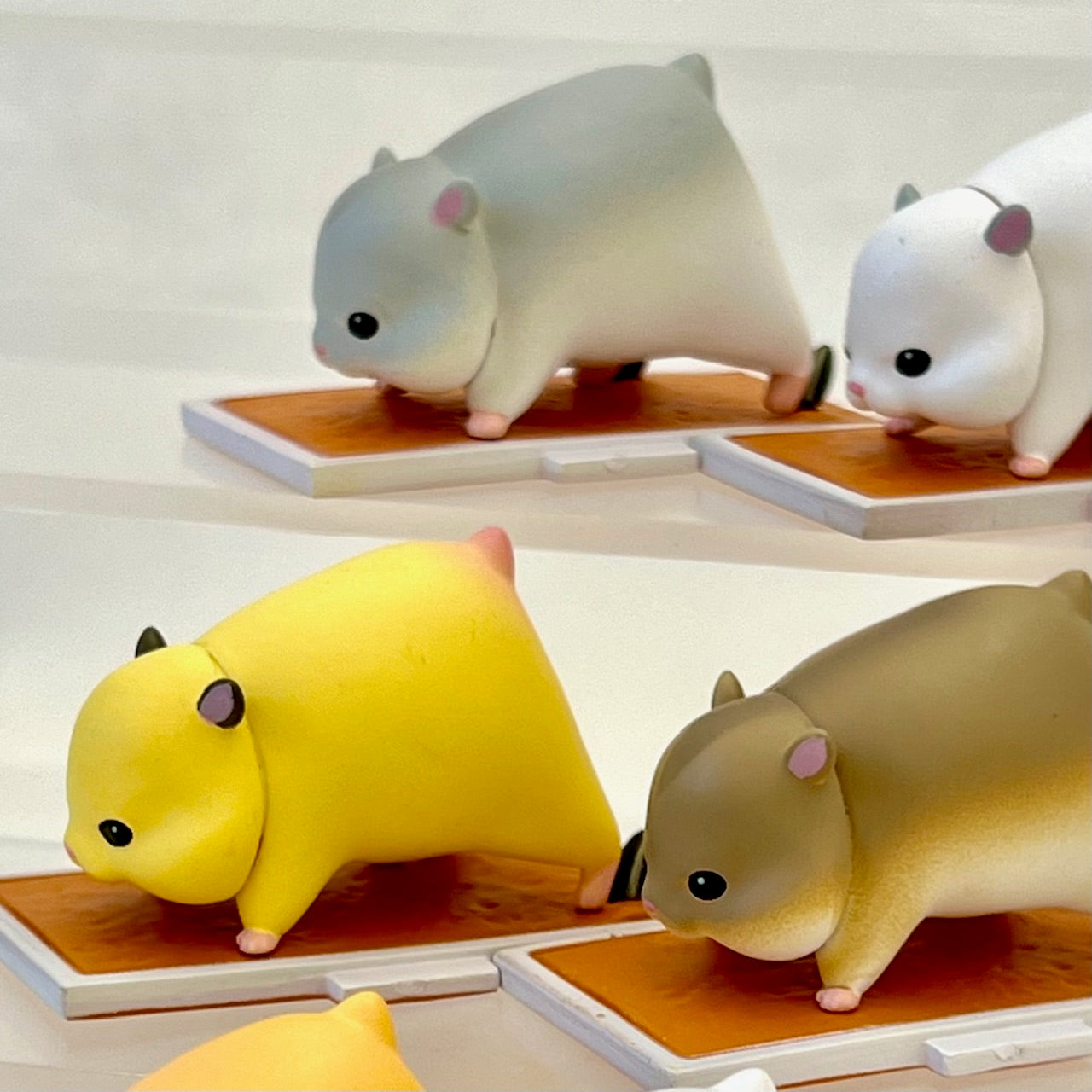 70295 Crouch Race Start Hamster Figurine Capsule-6