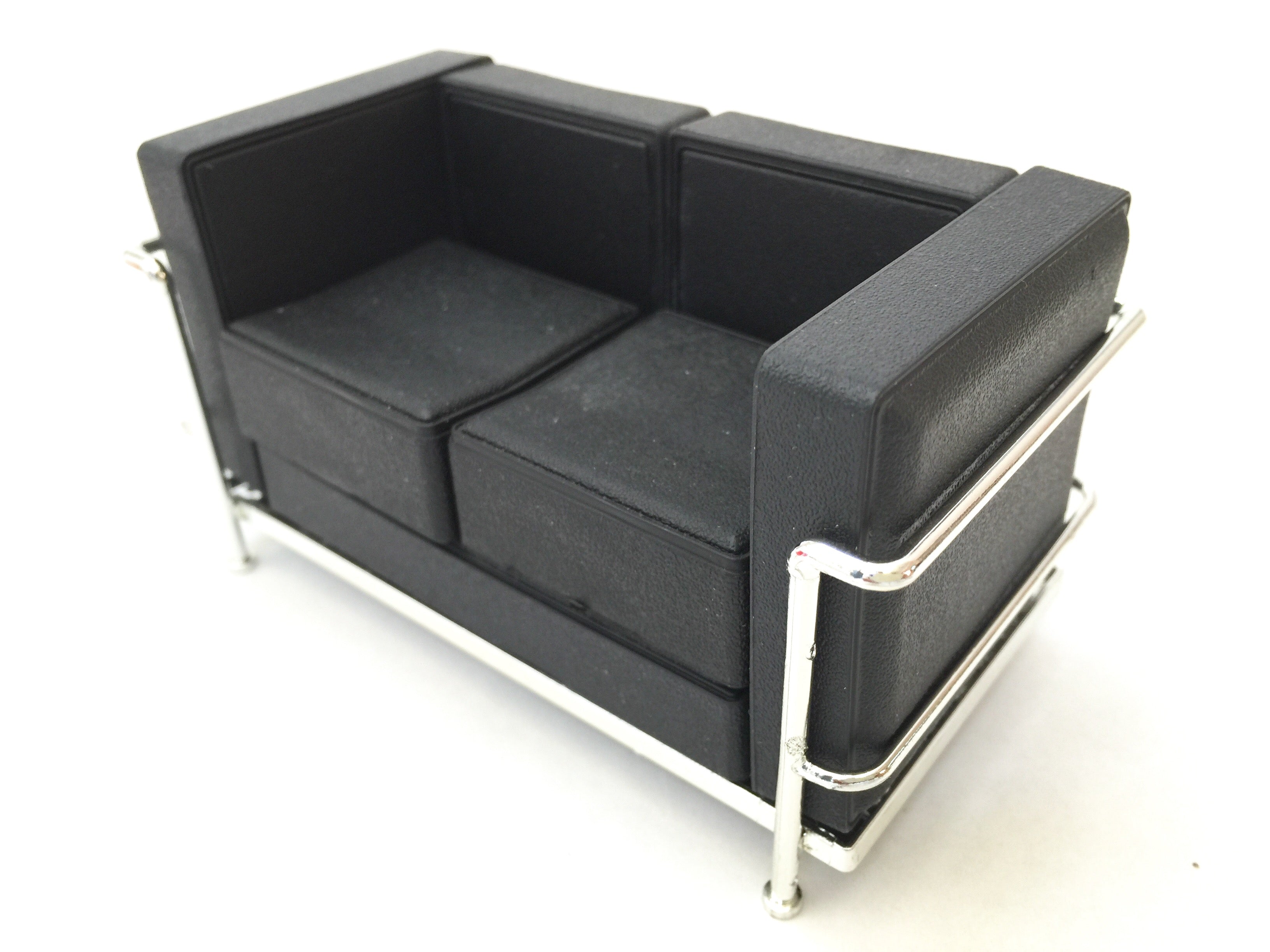 Lc2 loveseat store