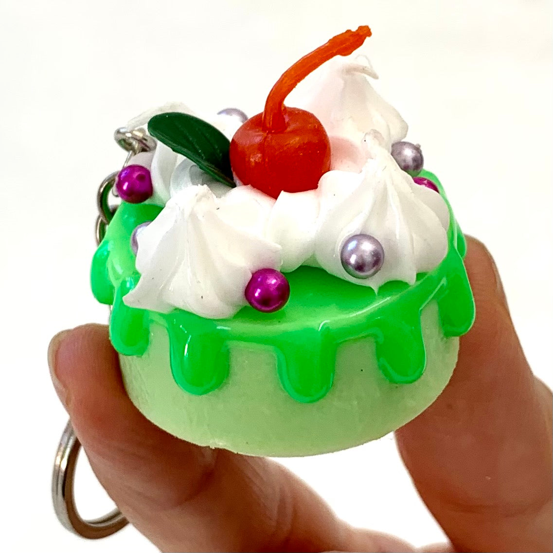 X 83040 ROUND CAKE KEYRING-DISCONTINUED