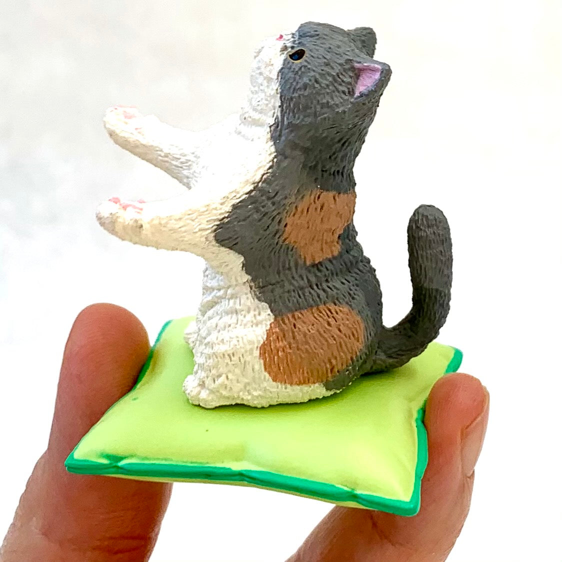 X 70907 Cat on Pillow Pen Holder Capsule-DISCONTINUED